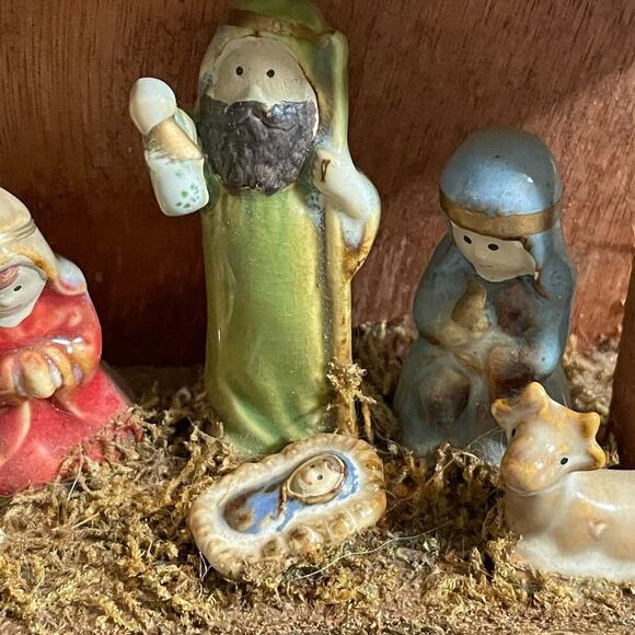 Vintage Nativity scene 6 porcelain figures wood stable miniature - Picture 3 of 5